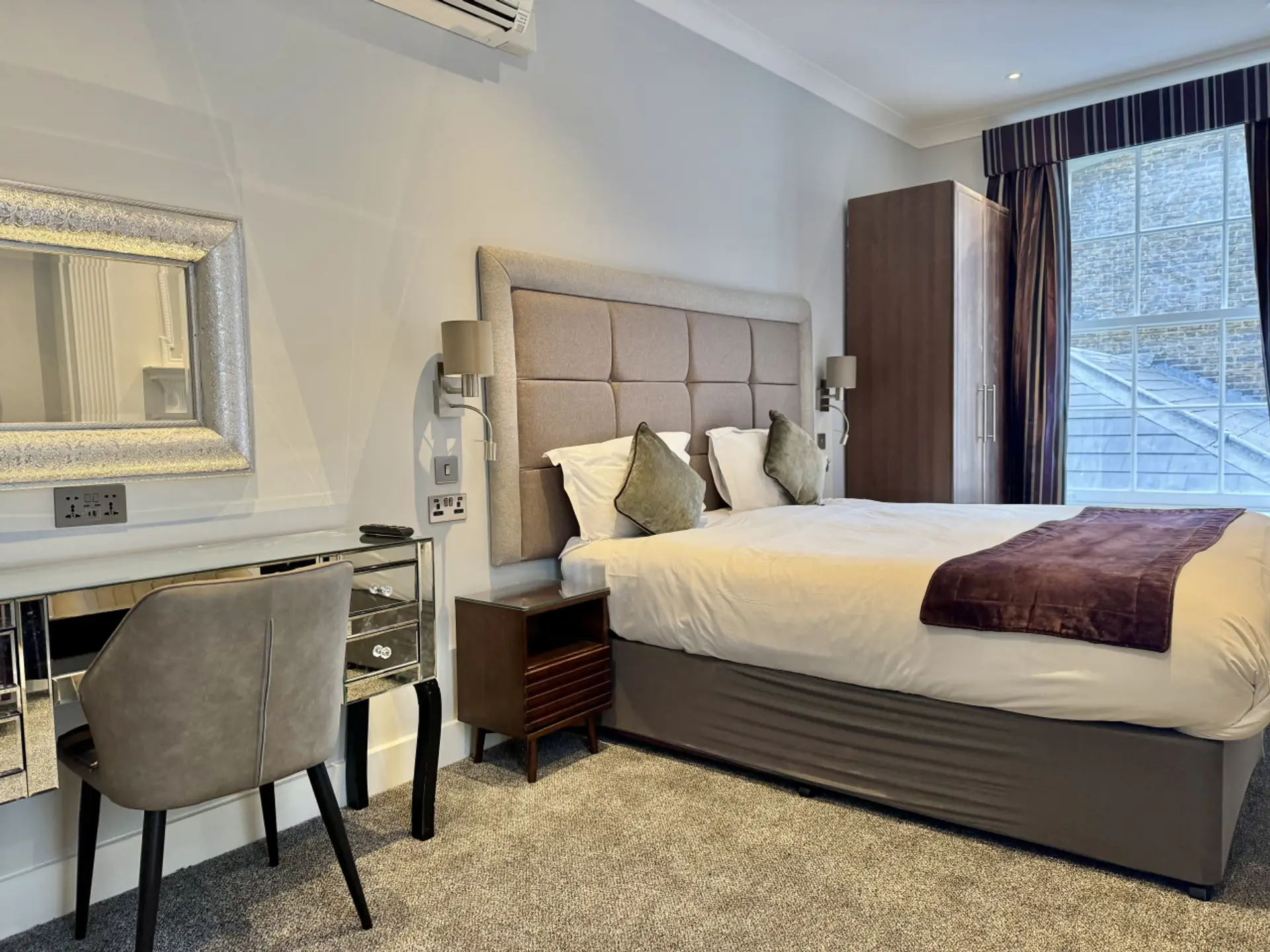 2 Bed/3 Bath Brand New Modern Flat with Air Con